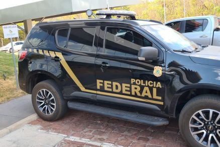 Viatura da Polcia Federal; equipe cumpriu mandados em MT e MS