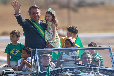 O presidente Bolsonaro chega no evento no Rolls-Royce
