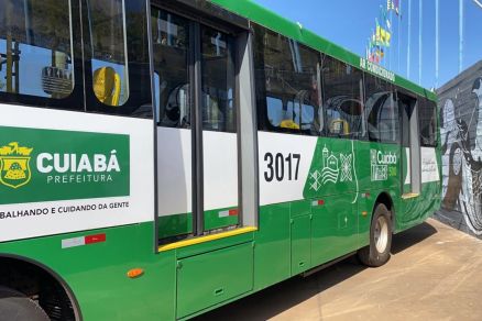 Os veculos tem portas  esquerda com piso muito alto para a entrada e sada dos passageiros