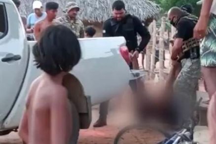 Momento em que o indgena baleado  colocado em um veculo