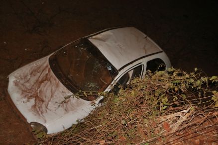 Carro ficou destrudo por conta do impacto