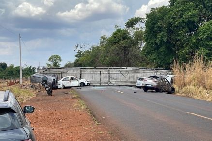Veculos espalhados na pista aps acidente 