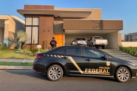 Policiais federais cumprem mandados na manh desta quinta-feira (30)