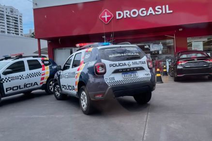 Viaturas da Polcia Militar em frente  unidade da Drogasil da Avenida Getlio Vargas