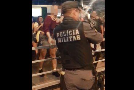 Embriagada, mulher desacata e agride PM e  algemada