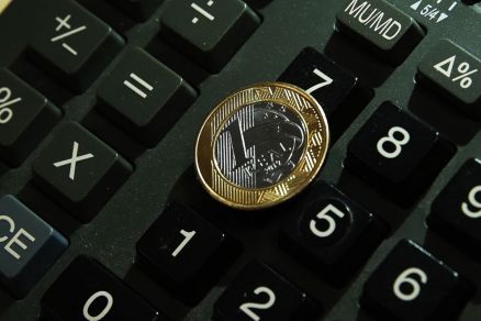 Por volta das 13h00 (horrio de Braslia), o Ibovespa operava em baixa de 1,61%