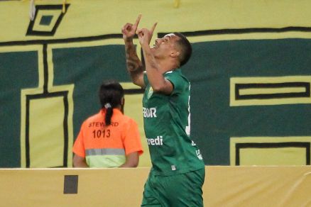 O atacante lton comemora o nico gol do jogo