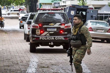 Cinco brasileiros so presos com 'arsenal de guerra' no Paraguai