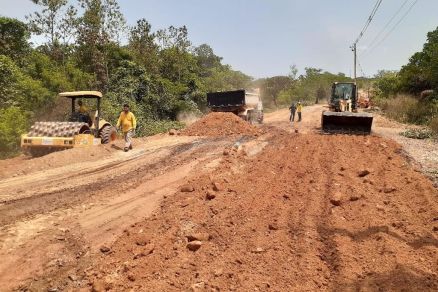 Equipes trabalhando na fase de na fase de limpeza da rea e terraplanagem
