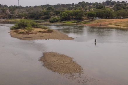 Moradores atravessam a pŽ o rio Paraguai em Barra do Bugres