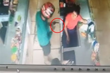 O bandido estava armado e amea�ou a funcion�ria no local