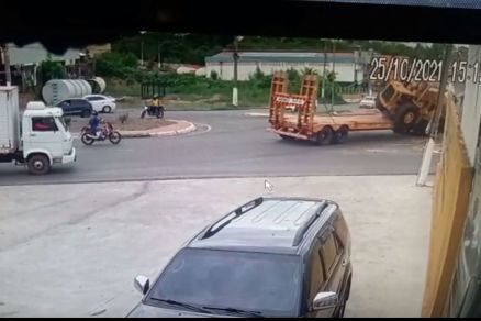 Momento em que a p� carregadeira cai de caminh�o