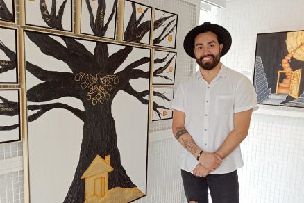 Rafael Jonnier ao lado de uma das suas obras 