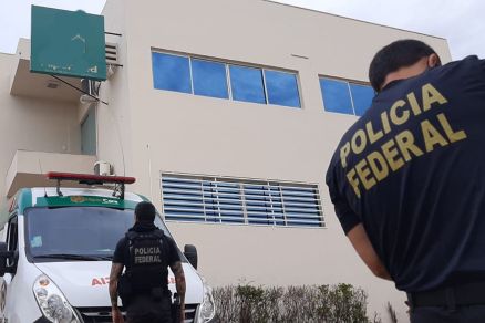 Policiais federais durante cumprimento de mandado de busca e apreenso em Cuiab