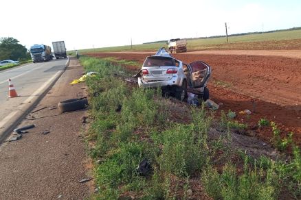 Toyota SW4 foi jogado para fora da rodovia aps a coliso