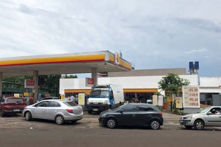 Fila de carros em posto em Puerto Iguaz, na Argentina; preo da gasolina mais barata  92,50 pesos, equivalente a R$ 3,15