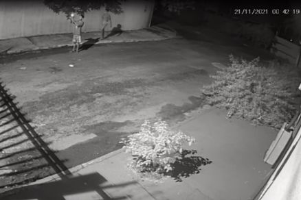 Dois dos suspeitos, aparentemente dando sinais visuais para invasor