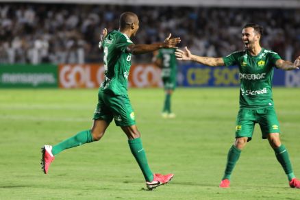 Jogadores do Cuiab� comemoram gol durante jogo da S�rie A