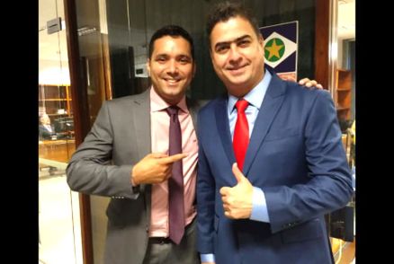 William Moraes, alvo de operao da Polcia Civil, posa ao lado de Emanuel Pinheiro
