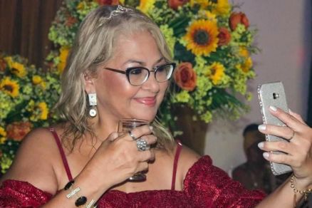 Wnia tirando selfie durante sua festa de 60 anos