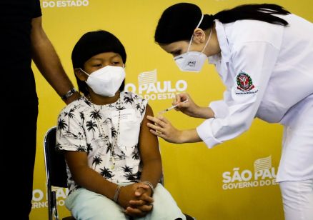 Davi Xavante, que faz tratamento de sa�de em S�o Paulo, recebe dose da vacina