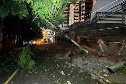 Queda de muro derrubou postes de energia no Poo, em Cuiab