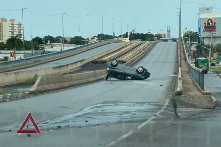 Carro com as rodas para cima no viaduto da Avenida Fernando Correa