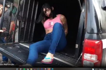 Emanuely Souza saindo do camburo da Polcia Civil