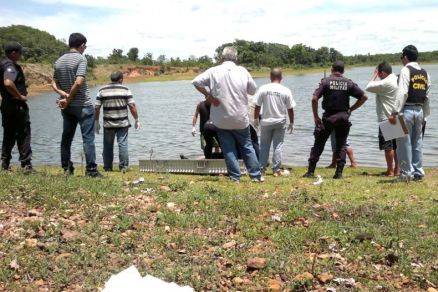 Policiais e tcnicos do IML no local onde aconteceram os crimes