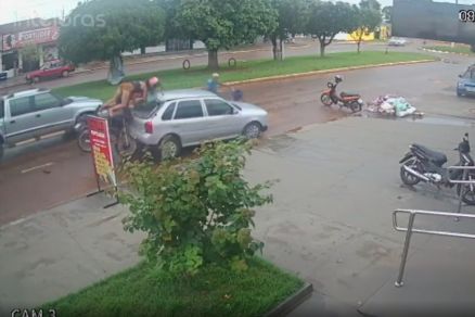 O impacto da batida fez a passageira ser arremessada da moto