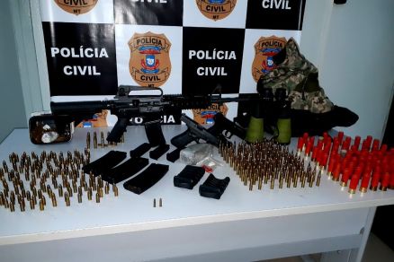 Cinco armas de fogo (entre elas um fuzil), 441 munies e mais de R$ 100 mil apreendidos.