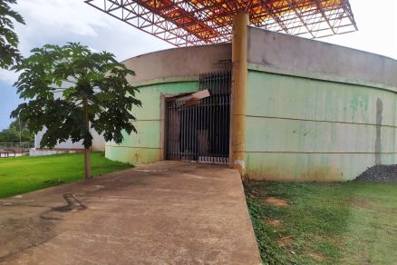 Entrada do Aqurio Municipal de Cuiab deteriorada e com 
