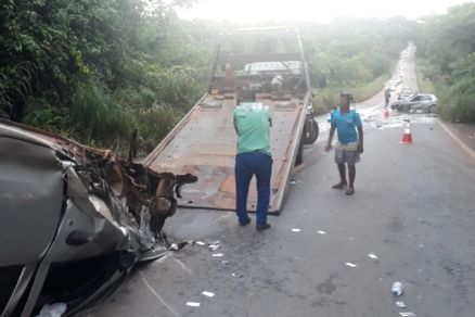 Uma equipe de guincho removeu os veculos danificados no acidente
