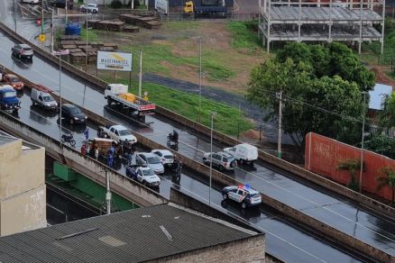 O trnsito ficou parado por causa do acidente