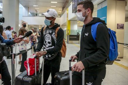Os brasileiros jogadores do Dnipro da Ucrania Gabriel Busanello e Felipe Pires falam com a imprensa durante chegada ao Brasil no inicio da manha deste domingo (27)