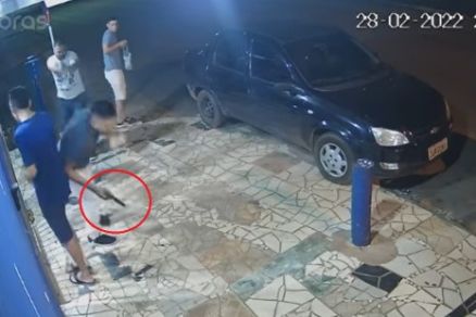 Momento em que Leandro tentou pegar sua pistola e foi alvejado