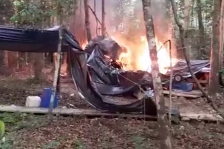 A refinaria de cocana foi incendiada pelos policiais bolivianos