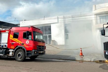 Doze militares do Corpo de Bombeiros atuaram no controle do incndio 