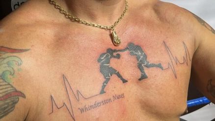 A tatuagem no peito do lutador