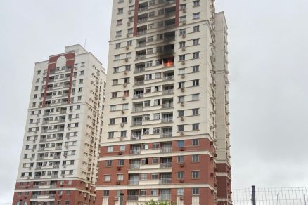 Imagens mostram o fogo que se espalhou pela varanda do apartamento