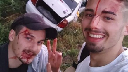 Os estudantes Nickolas e Lucas viralizaram no Twitter aps postarem uma selfie logo aps sofrerem um acidente de carro