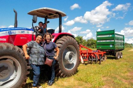 Secretria de Agricultura Familiar Tete Bezerra entrega patrulha mecanizada ao Assentamento Alminhas
