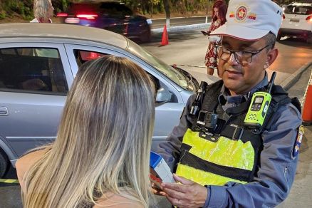 Motorista  submetida ao teste do bafmetro