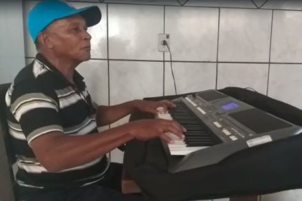 O msico e ex-jogador Fidlis ensaia msica no teclado