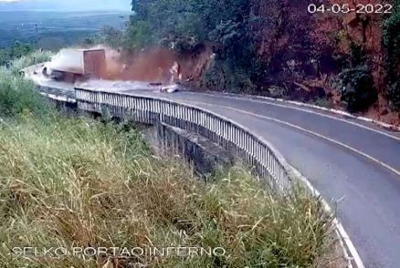 O caminho rompeu a barreira de proteo e caiu
