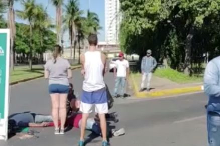 Motos batem de frente e duas pessoas ficam feridas em Cuiab