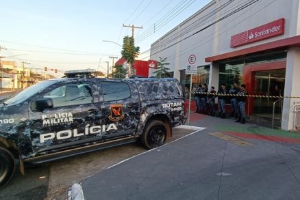 Assaltantes tentavam furtar caixa eletrnico do Banco Santander