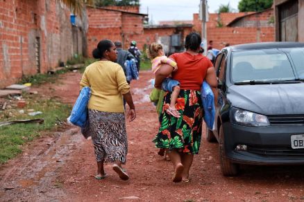 Governo entrega cobertores no bairro Altos da Glria, em Cuiab 