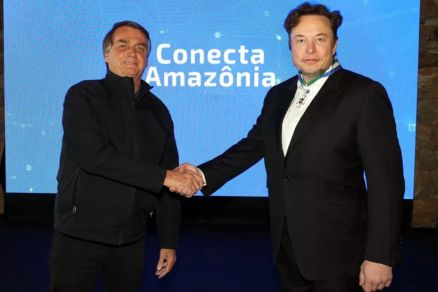 Bolsonaro e Elon Musk posam para foto em hotel de luxo em Porto Feliz