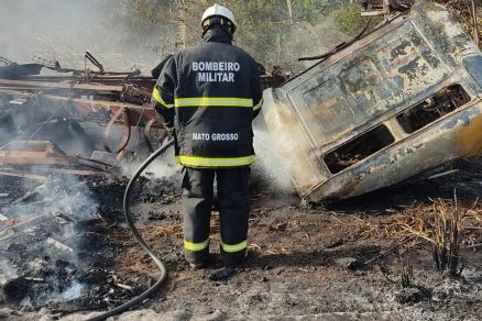 Os veculos foram tomados pelo fogo e pararam s margens da rodovia